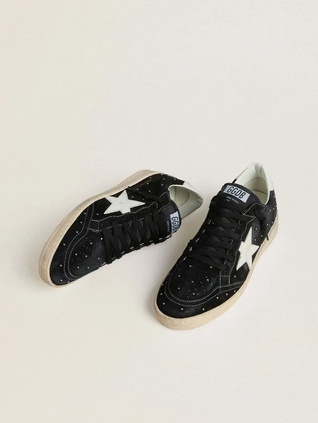 Zapatillas Ball Star para mujer en ante negro con tachuelas y estrella de piel blanca