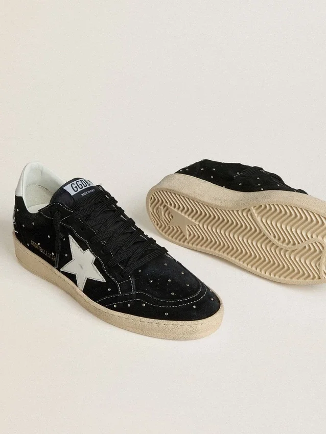 Zapatillas Ball Star para mujer en ante negro con tachuelas y estrella de piel blanca