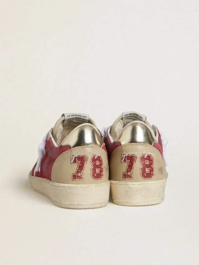 Zapatillas Ball Star para mujer en ante rojo con estrella de ante blanco craquelado y lengüeta del talón de piel platino