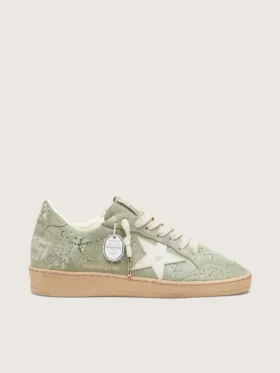 Zapatillas Ball Star para mujer en ante verde salvia con estrella de piel blanca y bordado floral de Swarovski tono sobre tono