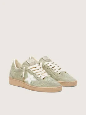 Zapatillas Ball Star para mujer en ante verde salvia con estrella de piel blanca y bordado floral de Swarovski tono sobre tono
