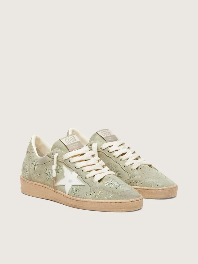 Zapatillas Ball Star para mujer en ante verde salvia con estrella de piel blanca y bordado floral de Swarovski tono sobre tono
