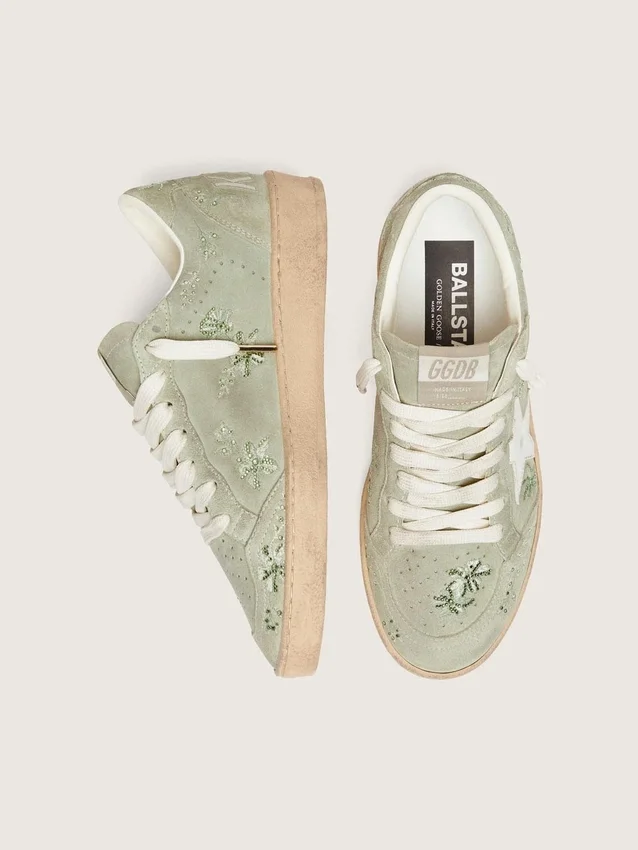 Zapatillas Ball Star para mujer en ante verde salvia con estrella de piel blanca y bordado floral de Swarovski tono sobre tono