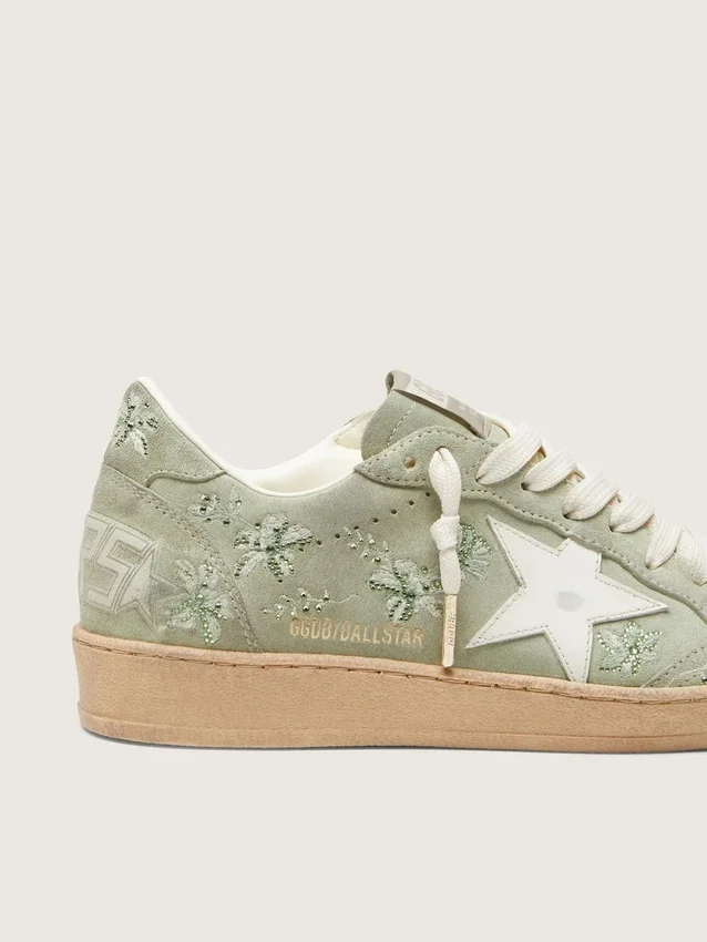 Zapatillas Ball Star para mujer en ante verde salvia con estrella de piel blanca y bordado floral de Swarovski tono sobre tono