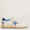 Zapatillas Ball Star para mujer en napa blanca con estrella y lengüeta en el talón de piel metalizada azul brillante
