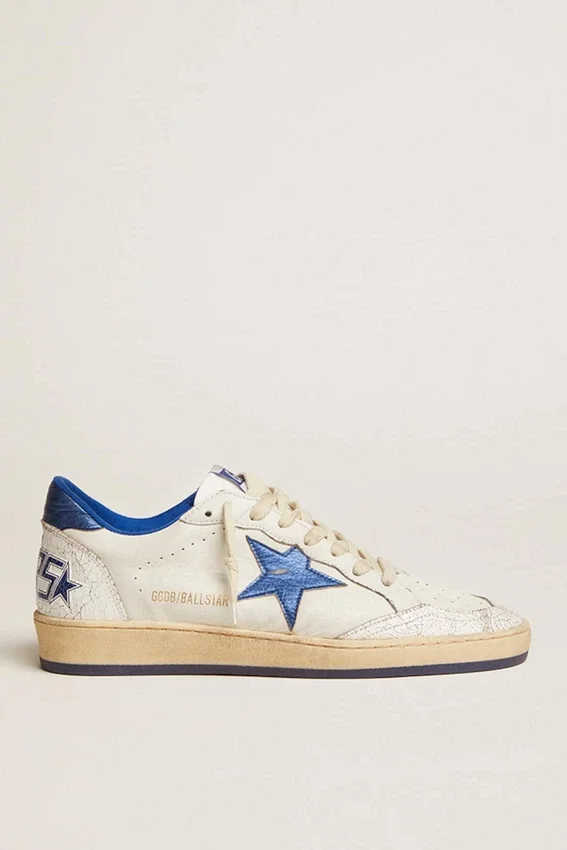 Zapatillas Ball Star para mujer en napa blanca con estrella y lengüeta en el talón de piel metalizada azul brillante
