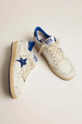 Zapatillas Ball Star para mujer en napa blanca con estrella y lengüeta en el talón de piel metalizada azul brillante