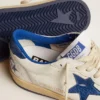 Zapatillas Ball Star para mujer en napa blanca con estrella y lengüeta en el talón de piel metalizada azul brillante