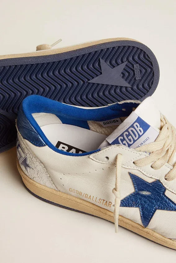 Zapatillas Ball Star para mujer en napa blanca con estrella y lengüeta en el talón de piel metalizada azul brillante