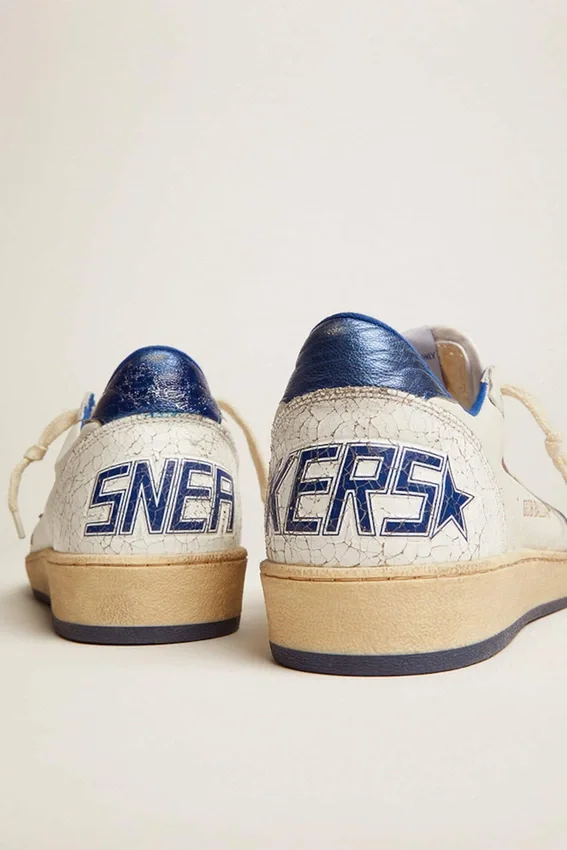 Zapatillas Ball Star para mujer en napa blanca con estrella y lengüeta en el talón de piel metalizada azul brillante