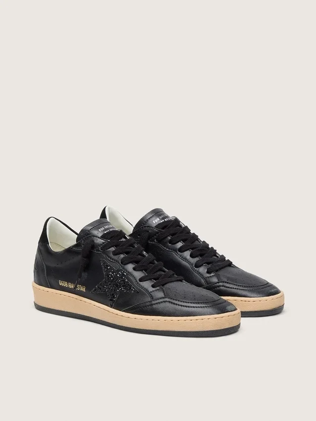 Zapatillas Ball Star para mujer en napa negra con estrella negra brillante y lengüeta de ante en el talón