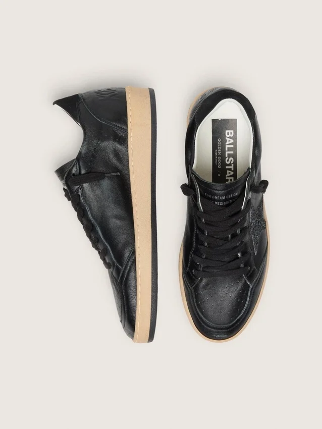 Zapatillas Ball Star para mujer en napa negra con estrella negra brillante y lengüeta de ante en el talón