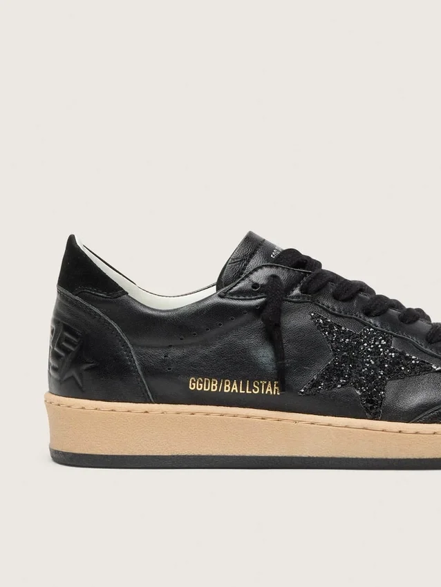 Zapatillas Ball Star para mujer en napa negra con estrella negra brillante y lengüeta de ante en el talón