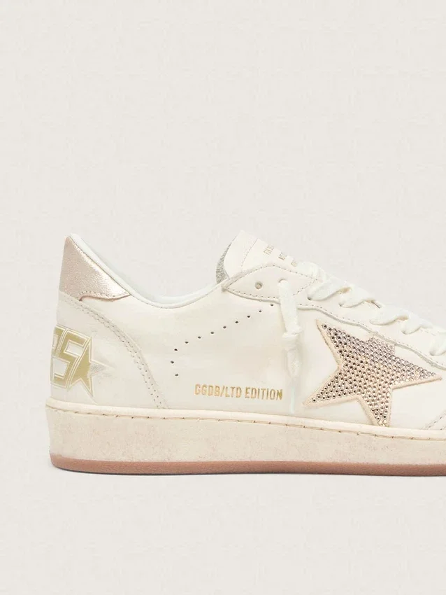 Zapatillas Ball Star para mujer en piel blanca con estrella de cristal y lengüeta metálica en el talón