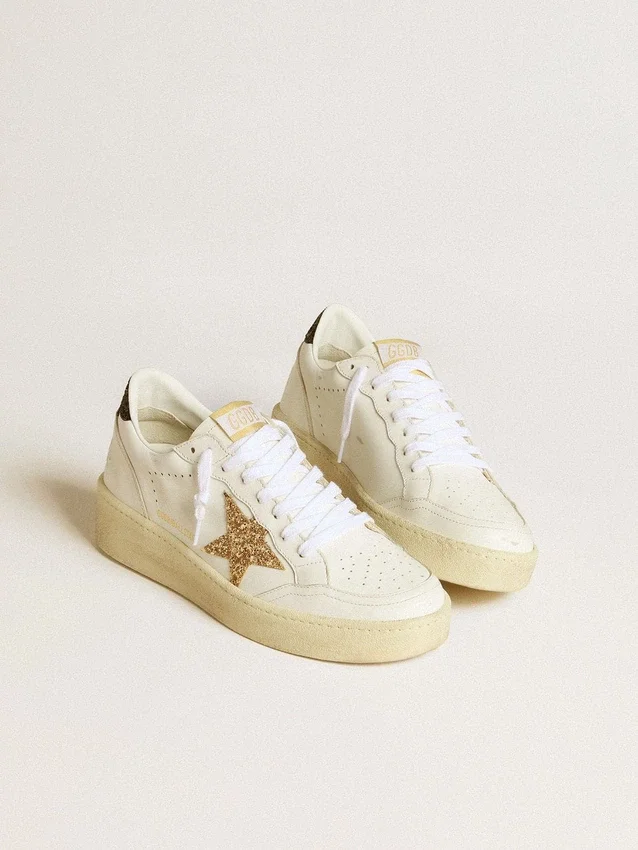 Zapatillas Ball Star para mujer en piel blanca con estrella dorada con purpurina y lengüeta del talón negra con purpurina