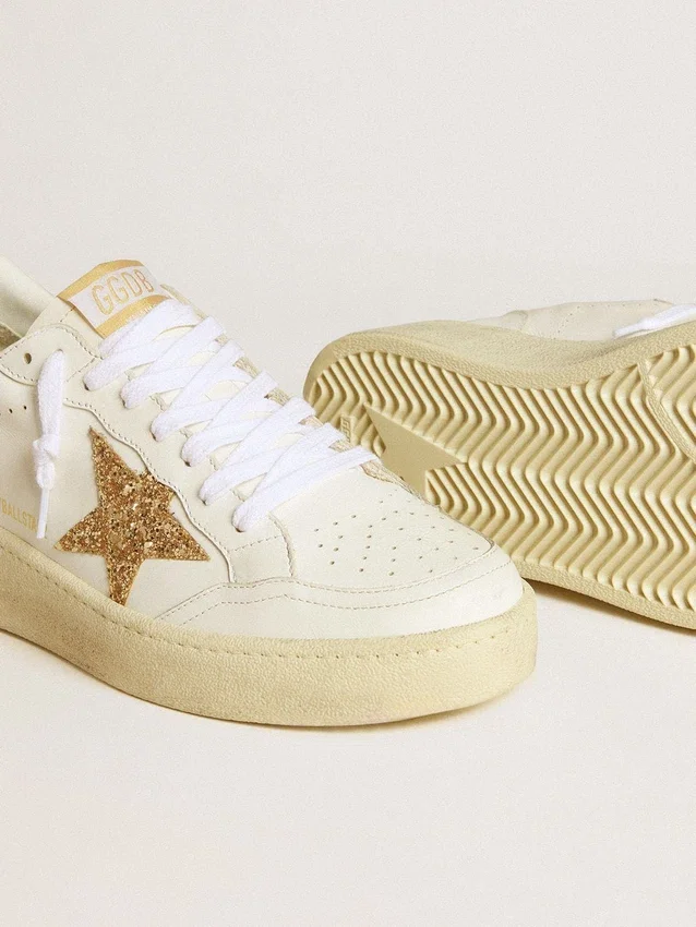 Zapatillas Ball Star para mujer en piel blanca con estrella dorada con purpurina y lengüeta del talón negra con purpurina