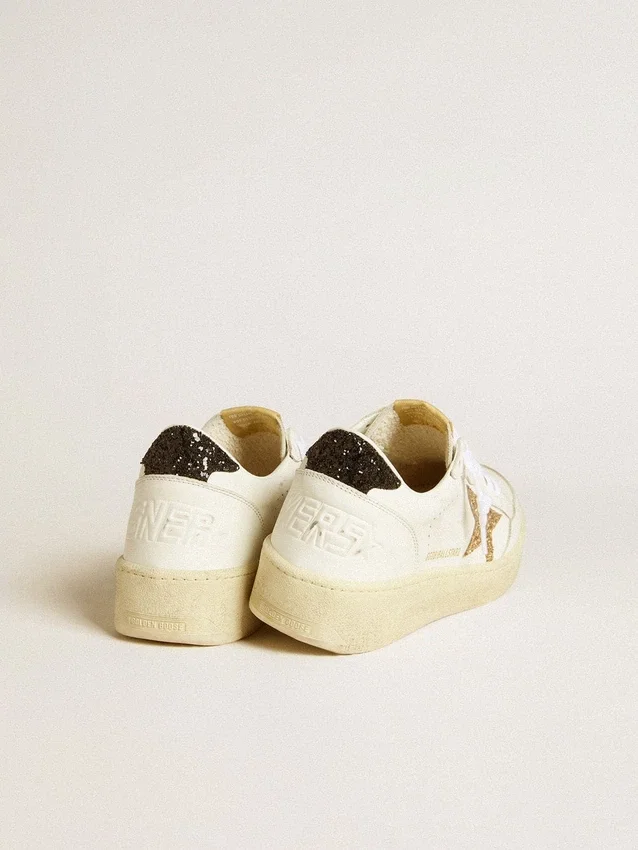 Zapatillas Ball Star para mujer en piel blanca con estrella dorada con purpurina y lengüeta del talón negra con purpurina