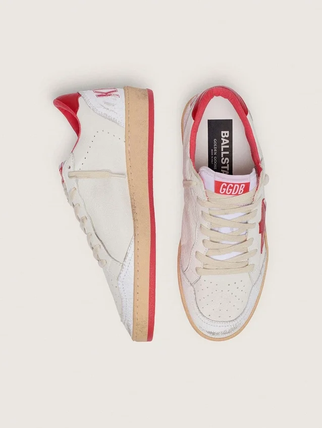 Zapatillas Ball Star para mujer en piel blanca con estrella roja y lengüeta en el talón