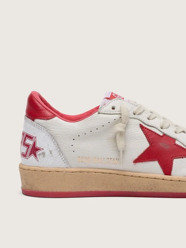 Zapatillas Ball Star para mujer en piel blanca con estrella roja y lengüeta en el talón