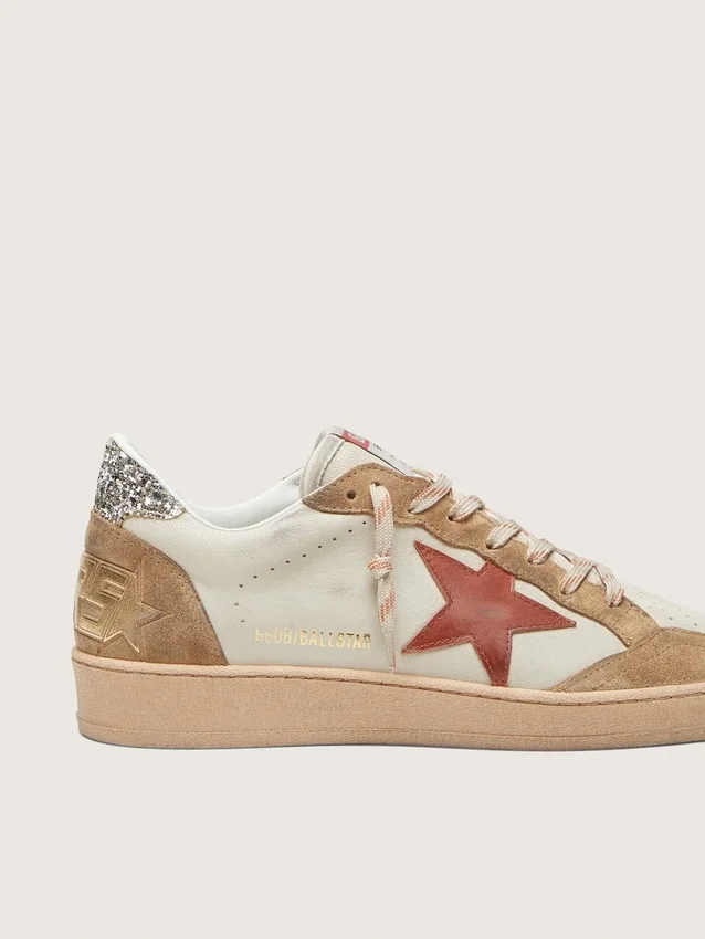 Zapatillas Ball Star para mujer en piel color crema con estrella de piel rojo ladrillo e inserciones de ante