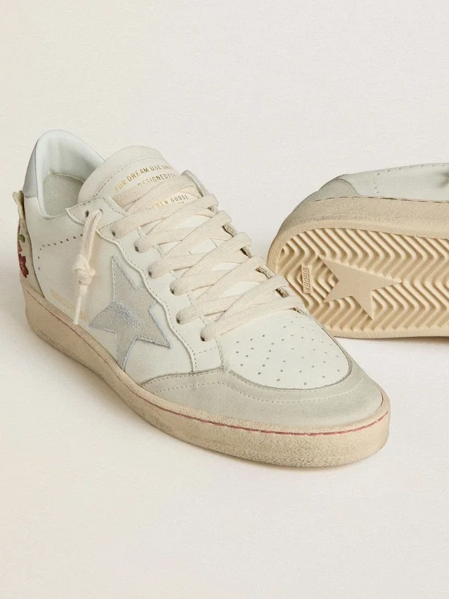 Zapatillas Ball Star para mujer en piel con estrella de ante platino y bordado floral multicolor
