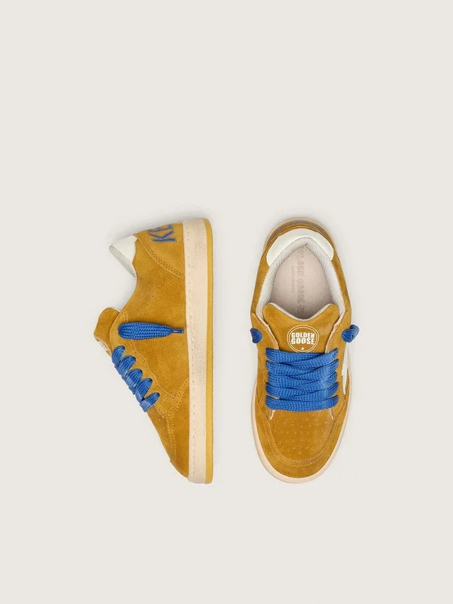 Zapatillas Ball Star para niños en ante ocre con estrella y lengüeta en el talón de piel blanca brillante