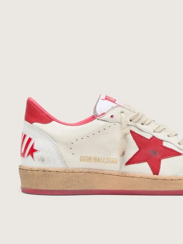 Zapatillas Ball Star Wishes para mujer en piel blanca con una estrella roja y lengüeta en el talón
