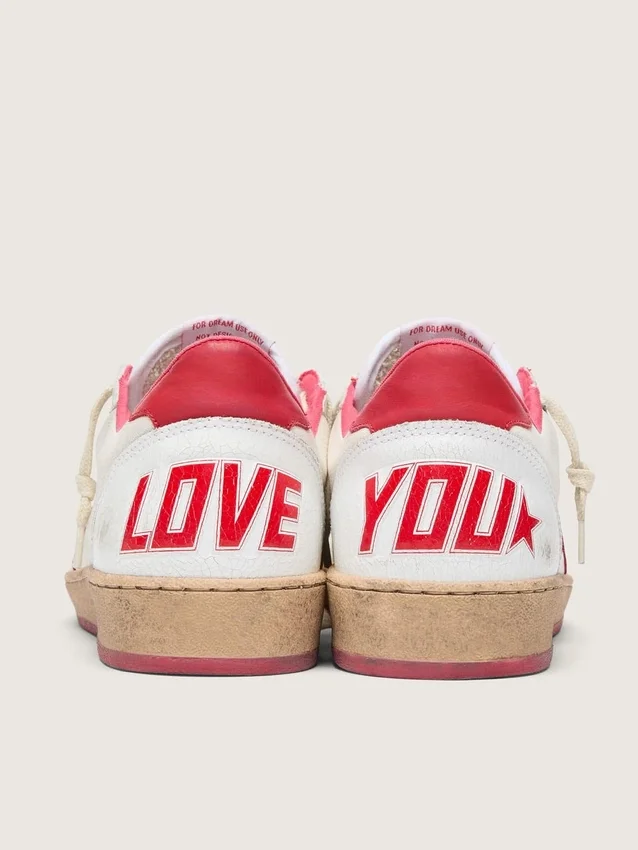Zapatillas Ball Star Wishes para mujer en piel blanca con una estrella roja y lengüeta en el talón