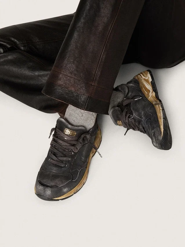 Zapatillas Dad-Star para mujer en piel naplak y craquelada negra con estrella y lengüeta del talón negras