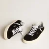 Zapatillas de tenis para mujer en ante negro con lengüeta trasera de piel blanca