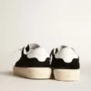 Zapatillas de tenis para mujer en ante negro con lengüeta trasera de piel blanca