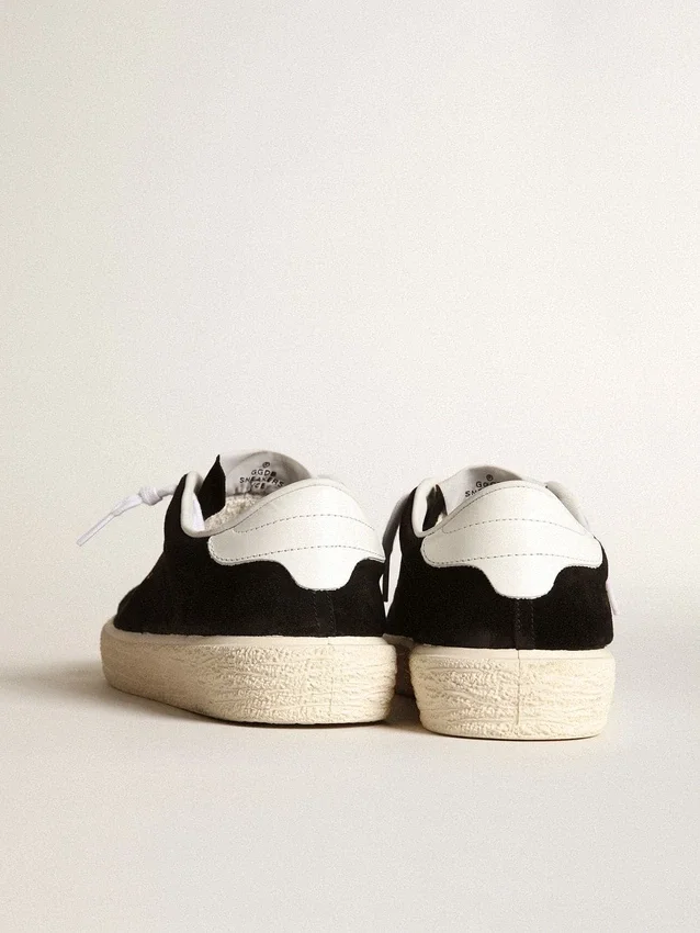 Zapatillas de tenis para mujer en ante negro con lengüeta trasera de piel blanca
