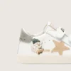 Zapatillas escolares para bebé en napa con estrella de ante beige y estampado de mascota