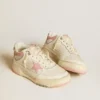 Modelo Forty2 para mujer con estrella rosa y lengüeta del talón de piel blanca