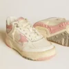 Modelo Forty2 para mujer con estrella rosa y lengüeta del talón de piel blanca