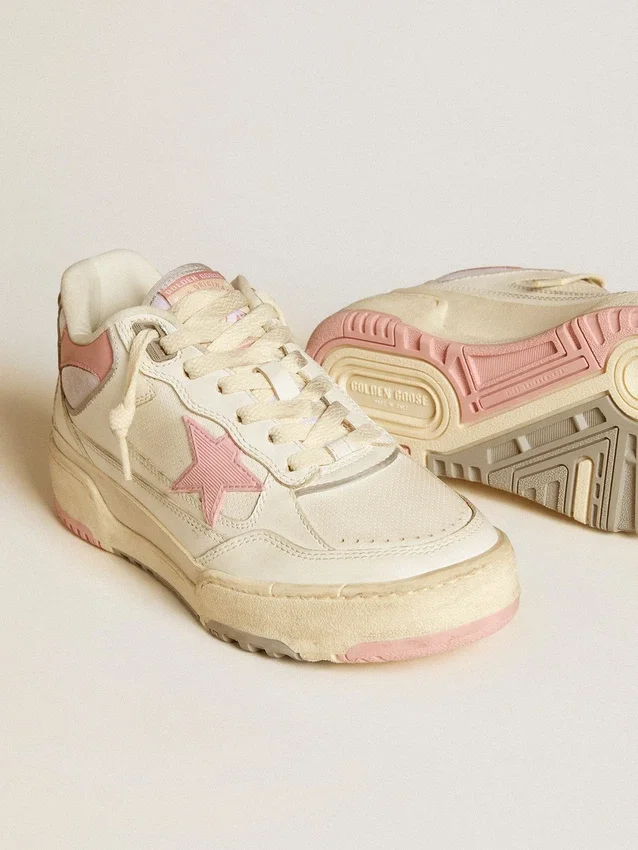 Modelo Forty2 para mujer con estrella rosa y lengüeta del talón de piel blanca
