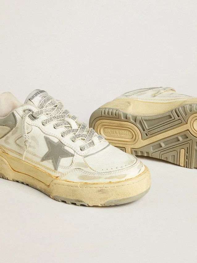 Zapatillas Forty2 para hombre en piel blanca con cordones con cristales Swarovski y estrella de TPU gris