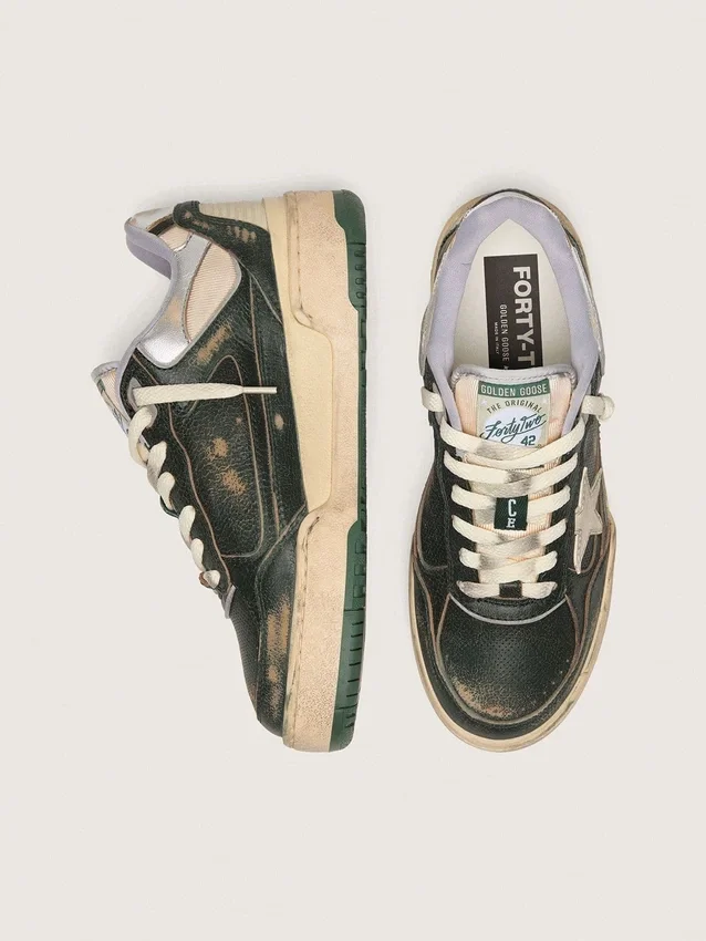 Zapatillas Forty2 para hombre en piel verde y nailon color crema con estrella de TPU y lengüeta del talón de piel plateada