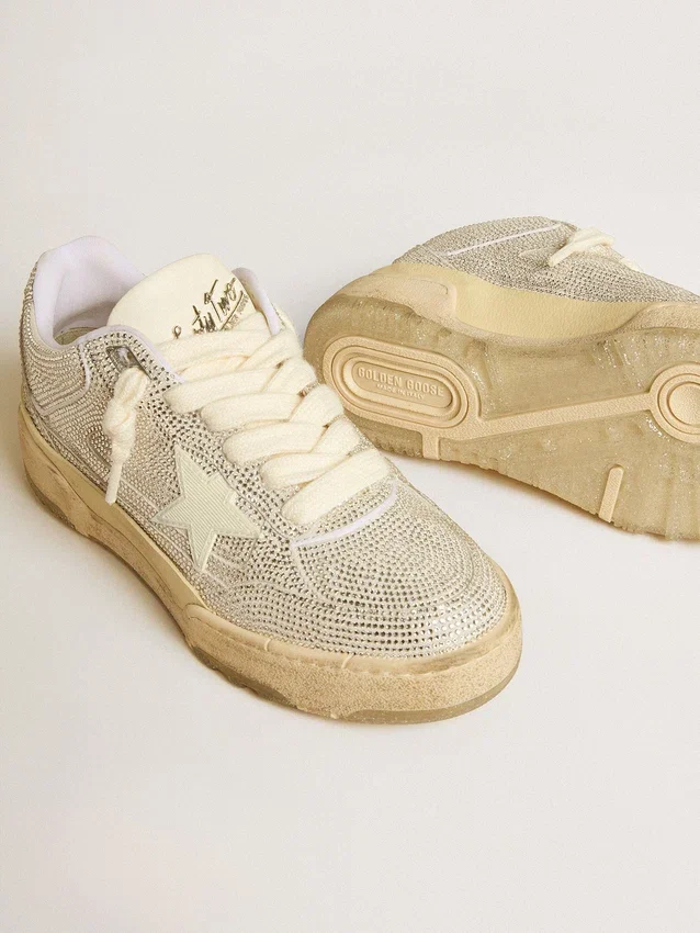 Zapatillas Forty2 para mujer en piel blanca y cristales Swarovski con estrella blanca