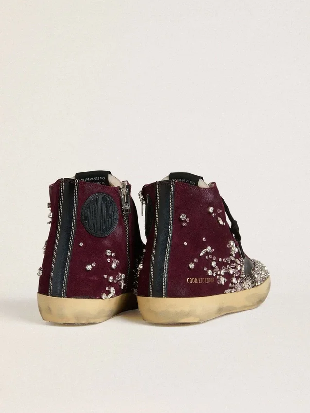 Zapatillas Francy LAB para mujer en ante burdeos con estrella de piel negra brillante y pedrería
