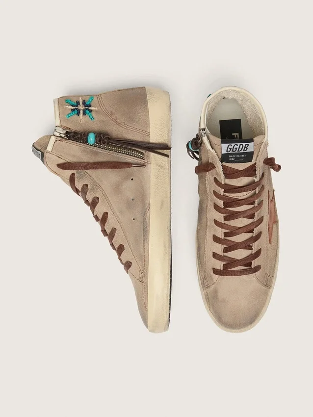 Zapatillas Francy para hombre en ante beige con estrella de piel marrón y abalorios de colores