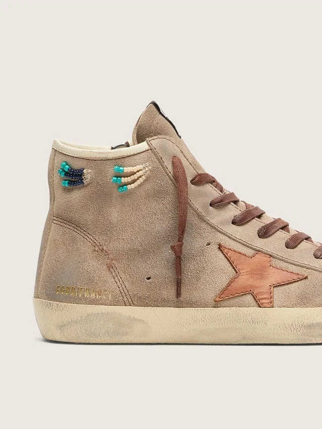 Zapatillas Francy para hombre en ante beige con estrella de piel marrón y abalorios de colores