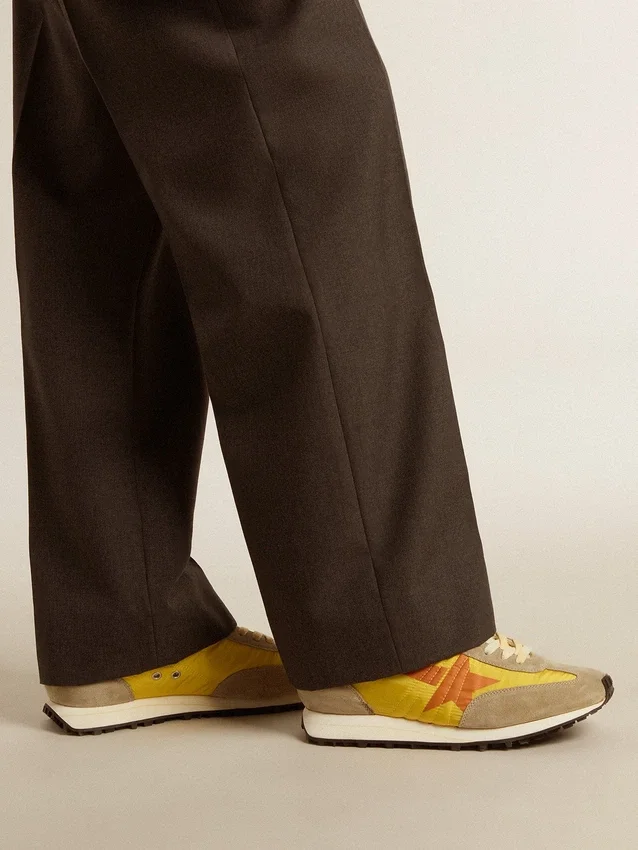 Zapatillas Marathon para hombre con parte superior de nailon amarillo y estrella naranja