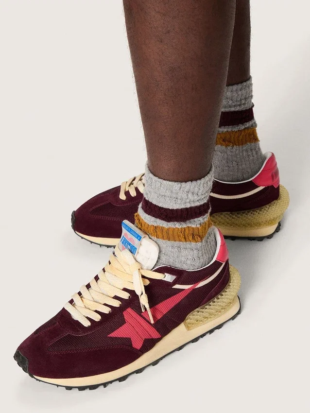Zapatillas Marathon para hombre en malla y ante burdeos con estrella rosa estampada