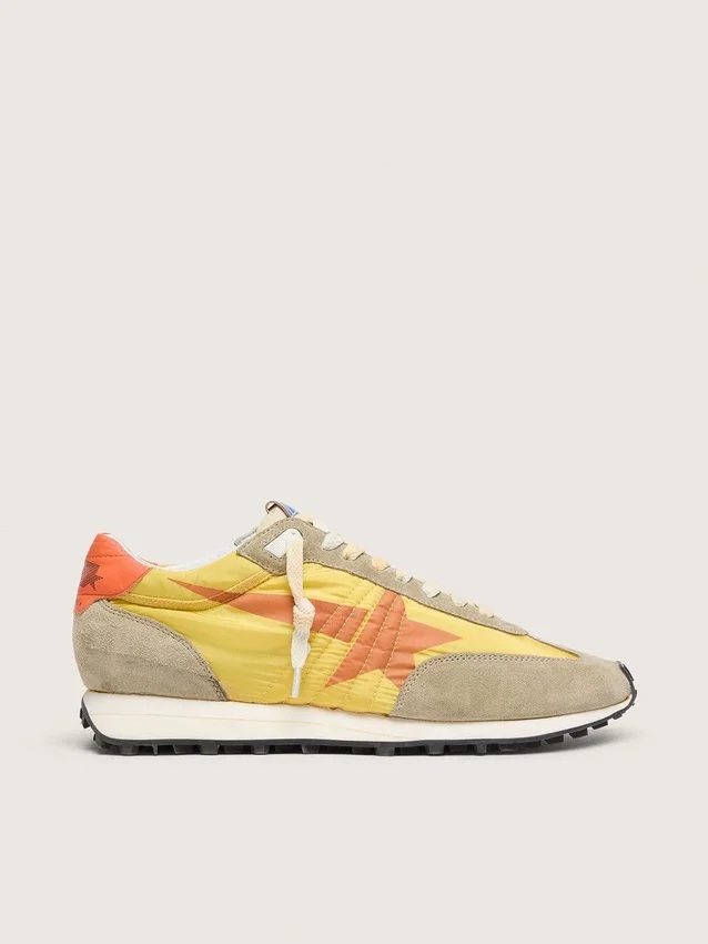 Zapatillas Marathon para mujer con parte superior de nailon amarillo y estrella naranja