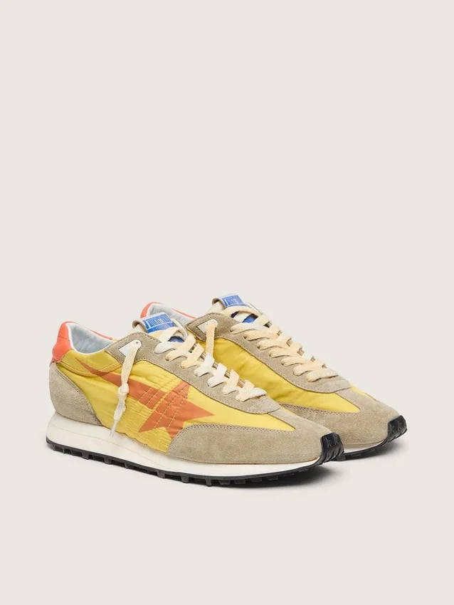 Zapatillas Marathon para mujer con parte superior de nailon amarillo y estrella naranja