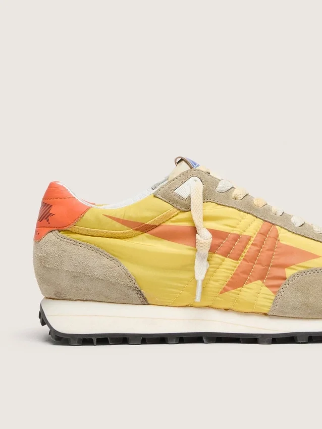 Zapatillas Marathon para mujer con parte superior de nailon amarillo y estrella naranja
