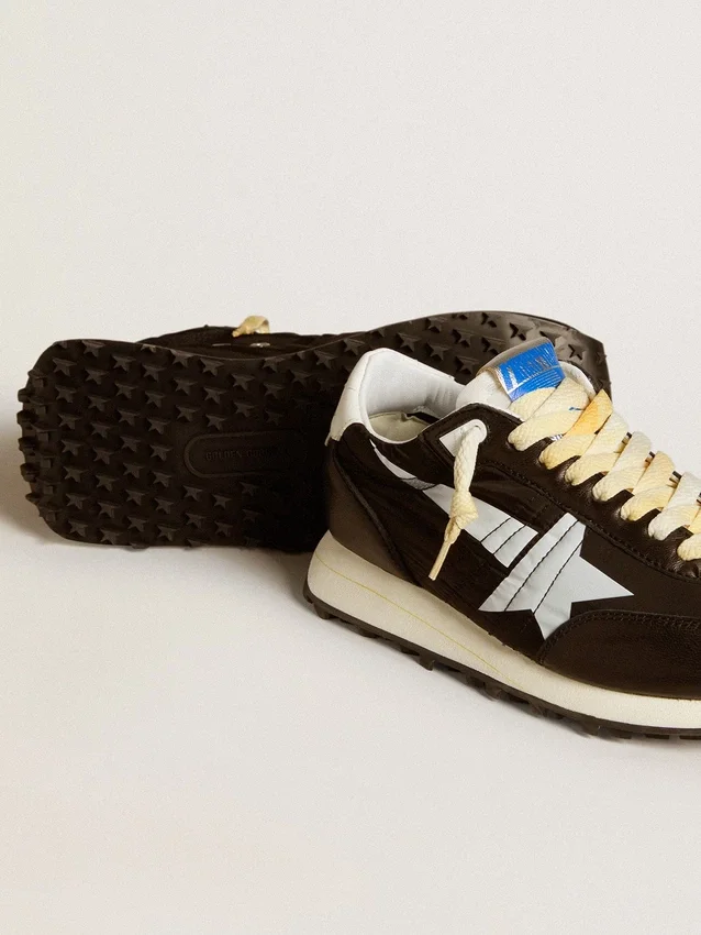 Zapatillas Marathon para mujer con parte superior de nailon negro y estrella blanca