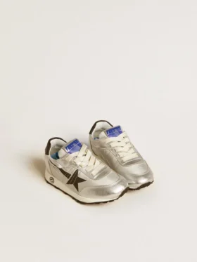 Zapatillas Marathon para niños en nailon plateado con estrella negra y lengüeta de cuero en el talón