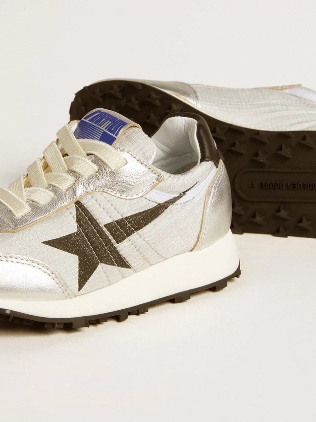 Zapatillas Marathon para niños en nailon plateado con estrella negra y lengüeta de cuero en el talón